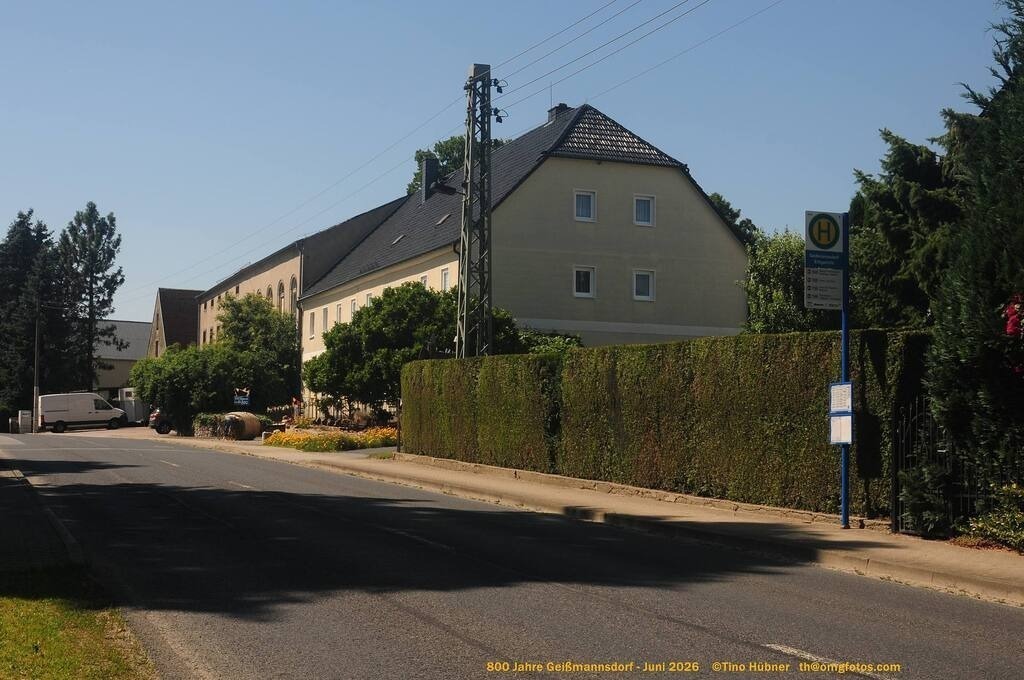 Geißmannsdorf-2026-Ortsbilder-712 | Geißmannsdorf bei Bischofswerda im Sommer 2026. Ein fotografischer Streifzug durch das Dorf Geißmannsdorf, mit Gebäuden, Straßen, Strohpuppen und geschmückten Vorgärten und Grundstücken anlässlich der 800-Jahr-Feier von Geißmannsdorf im Juni 2026 - Realisiert mit Pictrs.com