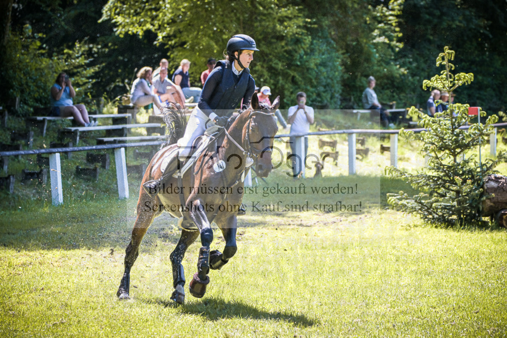 DOS_2856 | Entdecke hochwertige Reitturnierfotos von Foto Oger. Professionell, emotional und authentisch – jetzt Lieblingsmomente im Shop bestellen.Deutschlandweite Turnierfotografie. - Realisiert mit Pictrs.com