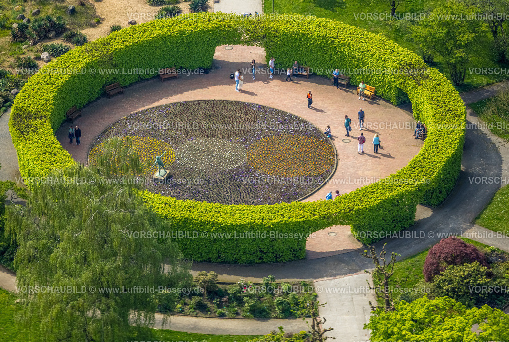 Essen240400873 | Luftbild, Grugapark, Rundweg Pflanzen der Welt, Skulptur Speerwerferin vom Künstler Ernst Seger im Kreisgarten und Besucher, runde Hecke, Rüttenscheid, Essen, Ruhrgebiet, Nordrhein-Westfalen, Deutschland