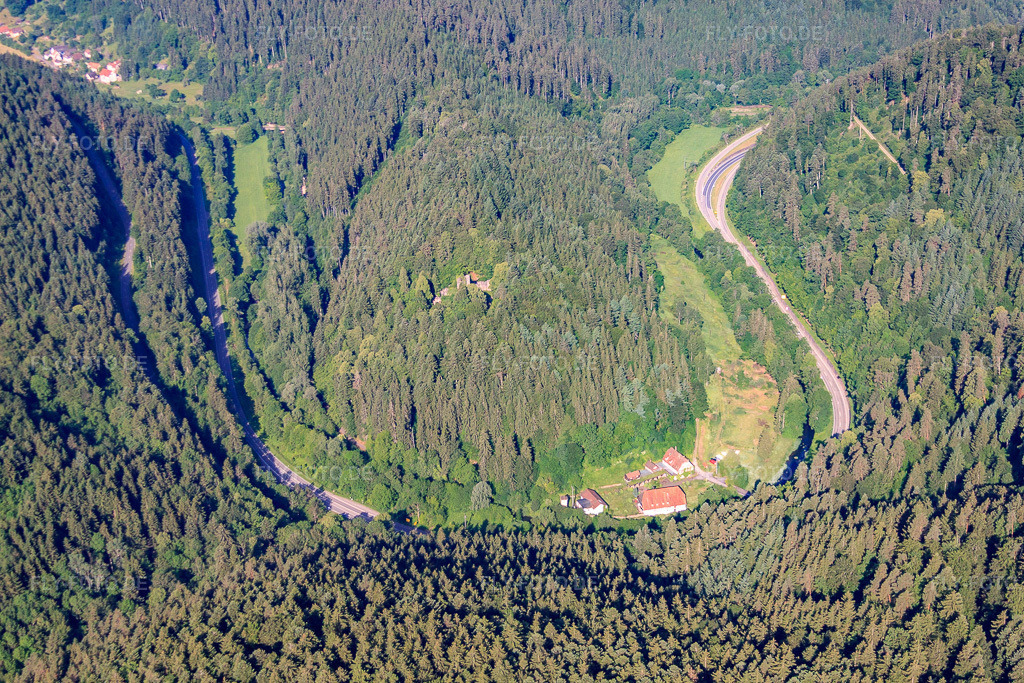 Luftbild: Ruine und Mauerreste der ehemaligen Burganlage und Feste Waldeck im Nagoldtal und die von Wald umgebene Seniorenresidenz Waldecker Hof. im Ortsteil Holzbronn in Calw im Bundesland Baden-Württemberg in Deutschland.Foto: IMG_67773.jpg vom 09.06.2014 durch Werner Riehm/FLY-FOTO.deAuflösung des Originals: 4752 x 3168 pxWWW.WALDECKERHOF.EU