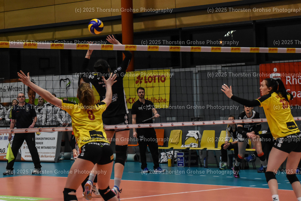 VBL VFB Suhl vs. SCHWARZ-WEISS Erfurt | Andie Malloy #8 (VFB Suhl), Bailey Marie Nichol #1 (Schwarz-Weiss Erfurt), Krista DeGeest #18 (VFB Suhl); VBL VFB Suhl vs. SCHWARZ-WEISS Erfurt, Volleyball-Bundesliga Frauen am 17.02.2018 in der Multihalle in Meiningen, (Deutschland) - Realisiert mit Pictrs.com
