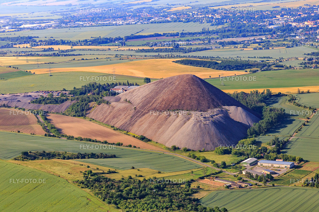 Agrargenossenschaft Volkstedt e.G vor der Halde "Fortschrittschacht" von Norden | Luftbild: Agrargenossenschaft Volkstedt e.G vor der Halde "Fortschrittschacht" von Norden im Ortsteil Volkstedt in Eisleben im Bundesland Sachsen-Anhalt in Deutschland. Foto: IMG_148140.jpg vom 12.06.2025 durch Werner Riehm/FLY-FOTO.de - Realisiert mit Pictrs.com