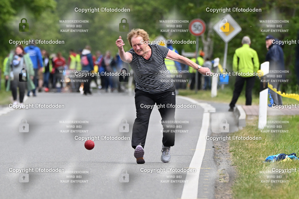 DSC_5842 | Giesela Hinrichs / Neuschoo PLatz 5 = 967mFrauen IV - Gummi