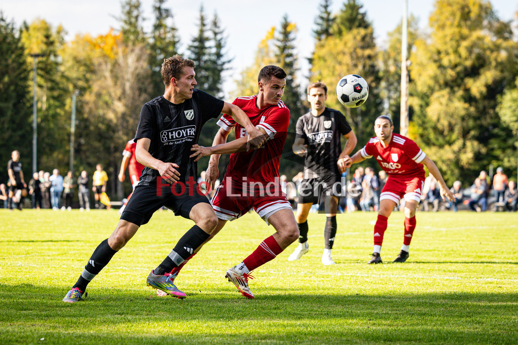 SV Polling gegen SV Untermenzing | Fußball Herren Bezirksliga Oberbayern Süd 2025/26 13. Spieltag, SV Polling gegen SV Untermenzing, 20251012,Zweikampf, 2025-10-12 in Polling (Sportplatz Polling), Julian JÄCKER (SV Polling 13), Alexander BERG (SV Untermenzing 5), Copyright: WolfgangxLindner www.foto-lindner.de