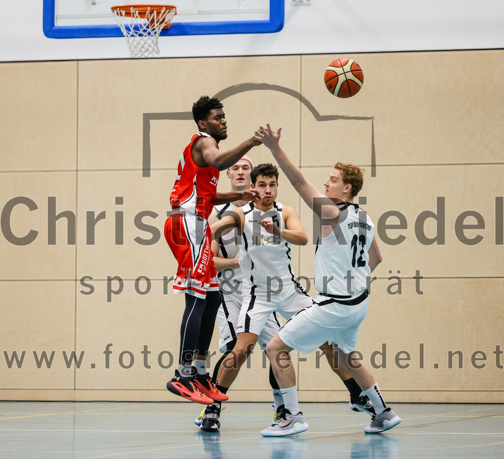 2022-12-03_021_TSV_Vaterstetten_gegen_TG_Landshut | Vaterstetten, Deutschland, 03.12.2022:
Basketball, Bayernliga Herren Südost 2022 / 2023, 7. Spieltag, TSV Vaterstetten gegen TG Landshut, Endergebnis: 71:78

 (TG Landshut, #10), Jonathan Andre (TSV Vaterstetten, #5), Alain Gales (TSV Vaterstetten, #12)

Foto: Christian Riedel / fotografie-riedel.net