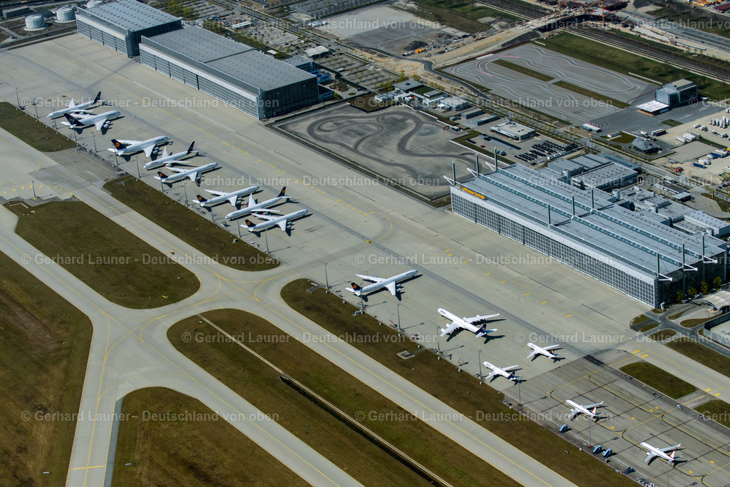 4021167 | MüNCHEN-FLUGHAFEN 08.04.2020 Passagierflugzeuge krisenbedingt stillgelegt auf der Parkpositionen und Abstellfläche auf dem Flughafen in München im Bundesland Bayern, Deutschland. // Passenger aircraft decommissioned due to the crisis on the parking positions and parking space at the airport in Munich in the state Bavaria, Germany. Foto: Gerhard Launer