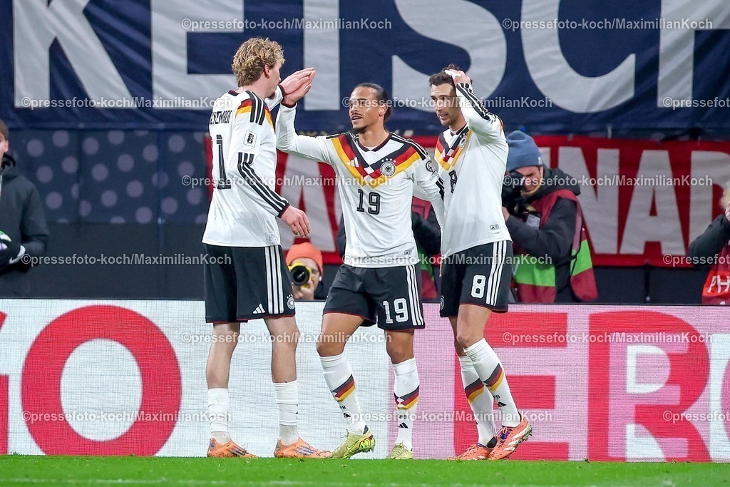 DFB17112501112 | 17.11.2025, Fußball, Länderspiel, WM-Qualifikation Europa, Deutschland - Slowakei, Red Bull Arena (Leipzig), 10. Spieltag, Saison 2025 2026: Torjubel nach dem Tor zum 4:0 durch Torschütze Leroy Sane (GER #19) zusammen mit Nick Woltemade (GER #11) und Leon Goretzka (GER #08)    Regulations prohibit any use of photographs as image sequences and or quasi-video.