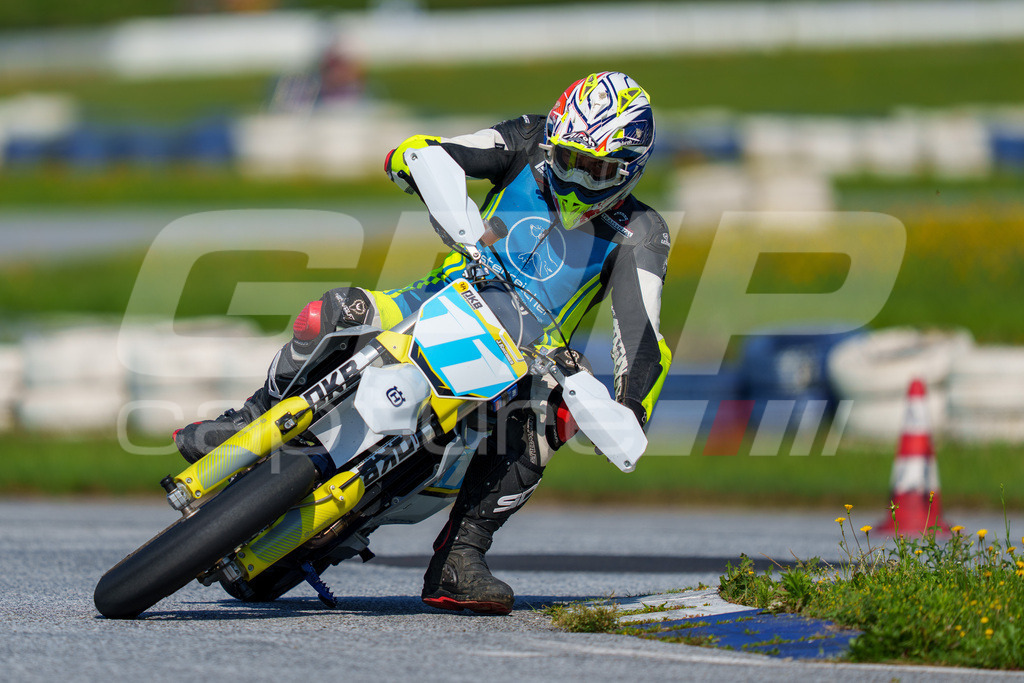 SuperMoto_Staatsmeisterschaft_Greinbach_197 | GRIPcapture steht für authentische Sportfotografie in Österreich – für Momente, die mehr sind als Geschwindigkeit oder Ergebnis. Es geht um Emotion, Spannung, Fokus und den Augenblick, der oft nur einen Wimpernschlag dauert.Ob Motorsport, Teamsport oder 