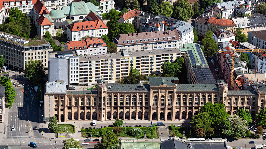 dr__0063662.jpg | MüNCHEN 29.04.2025 Gebäudekomplex der Regierung von Oberbayern an der Maximilianstraße im Stadtteil Altstadt-Lehel in München im Bundesland Bayern. Weiterführende Informationen bei: Regierung von Oberbayern. // Building complex of the Government of Upper Bavaria in Munich in Bavaria. Further information at: Regierung von Oberbayern. Foto: Daniel Reiter