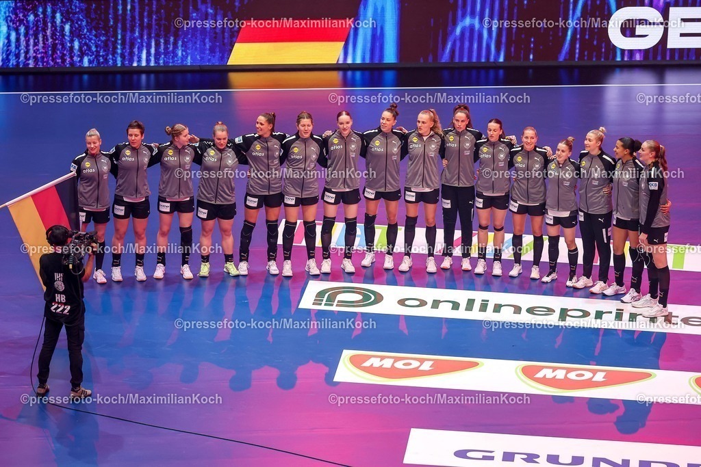 IHF04122502015 | 04.12.2025, Handball WM Frauen, Hauptrunde, Deutschland - Montenegro, 27th IHF Women's Handball World Championship, Westfalenhalle Dortmund: Die deutsche Nationalmannschaft Arm in Arm bei der Nationalhymne 