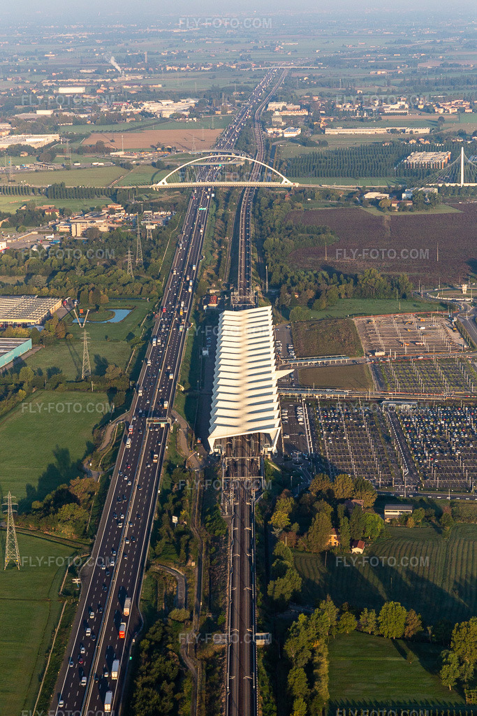Aerial view: Reggio Emilia AV Mediopadana train station in Reggio nell’Emilia in the state Reggio Emilia, Italy.Photo: IMG_134794.jpg taken on 09/20/2022 by Werner Riehm/FLY-FOTO.comResolution of the original: 3648 x 5472 pxMediopadana Parking®
