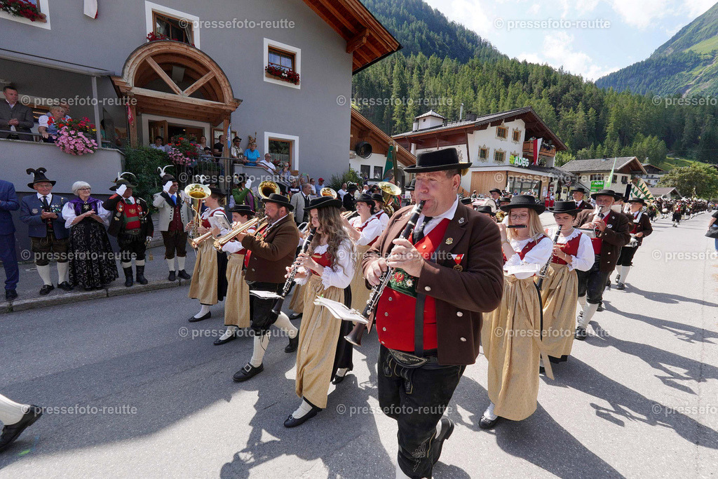 e01-news-2023-Juli23-Regimentsschuetzenfest-UMZUG_DORF-ww-DSC02260 | Info aus dem Bezirk Reutte/Ausserfern Tirol sowie eine umfangreiche Bilddatenbank über die gesamte Region: Lechtal, Talkessel Reutte, Tannheimertal, Zwischentoren. Lech, Plansee, Zugspitze, Grenztunnel, B179, Fernpassstraße, Verkehr, Lawinen, Tradition, - Realisiert mit Pictrs.com