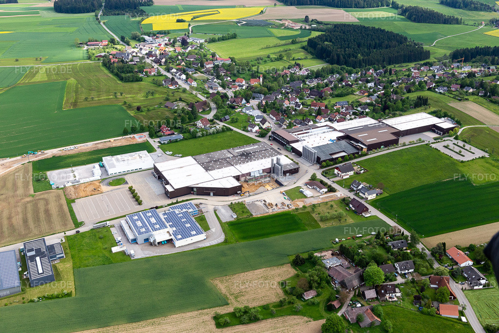 Luftbild: GFV Verschlusstechnik GmbH im Ortsteil Peterzell in Alpirsbach im Bundesland Baden-Württemberg in Deutschland. Foto: IMG_114555.jpg vom 30.05.2019 durch Werner Riehm/FLY-FOTO.de