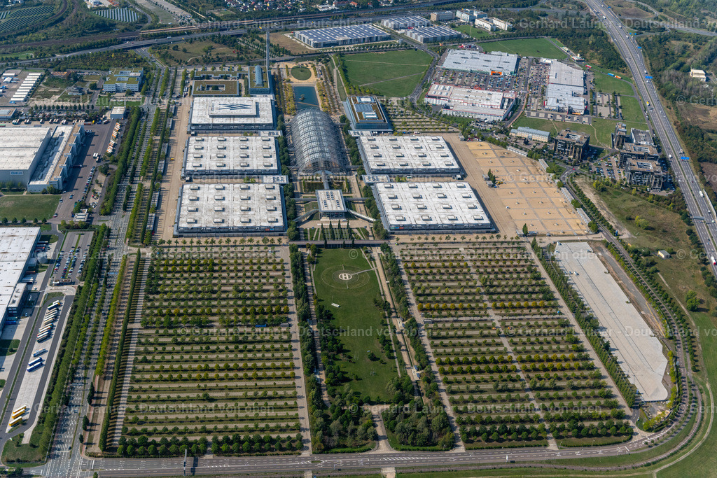 4039876 | LEIPZIG 14.09.2020 Ausstellungsgelände und Messehallen der " LMI - Leipziger Messe International GmbH " an der Messe-Allee im Ortsteil Nord in Leipzig im Bundesland Sachsen, Deutschland. Weiterführende Informationen bei: LMI - Leipziger Messe International GmbH,  gmp International GmbH. // Exhibition grounds and exhibition halls of the " LMI - Leipziger Messe International GmbH " on Messe-Allee in the district Nord in Leipzig in the state Saxony, Germany. Further information at: LMI - Leipziger Messe International GmbH,  gmp International GmbH. Foto: Gerhard Launer