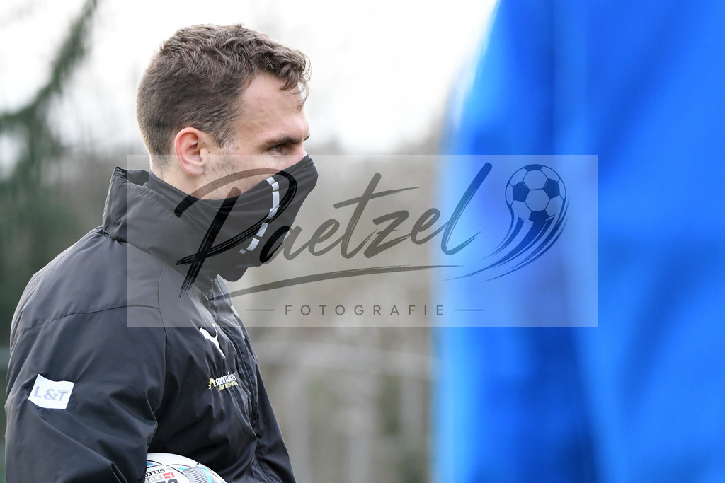 20200131_TRAOSN_0036 | Fußball, Herren: Maurice Trapp (VfL Osnabrueck) schaut waehrend der Trainingseinheit des VfL Osnabrueck im Sportpark Illoshoehe am 31.01.2020 in Osnabrueck, Deutschland. - Realisiert mit Pictrs.com