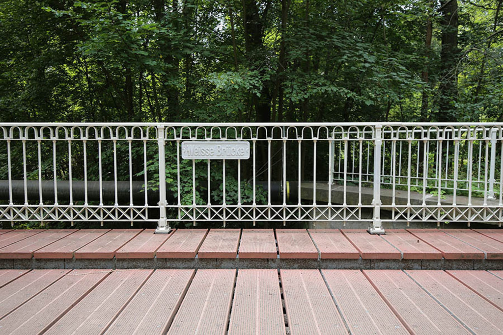 Floßgraben - Weiße Brücke | Entdecke über 20 Kategorien Leipzig-Motive: Foto-Downloads, hochwertige Poster, Leinwand- & Fine-Art-Prints. Jetzt Lieblingsfoto im Bildlexikon Leipzig Shop bestellen!