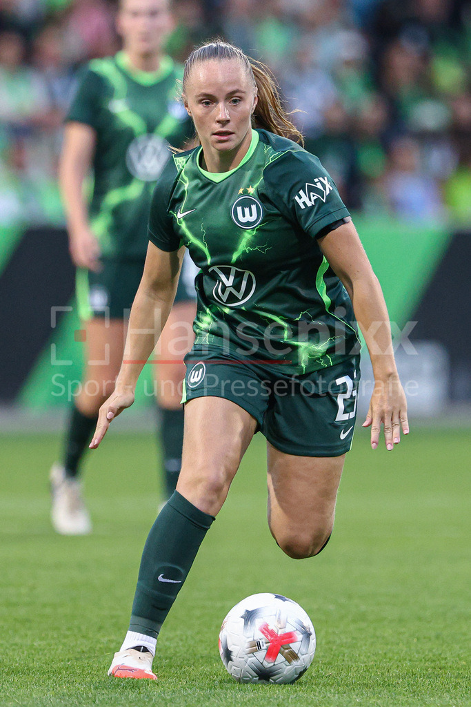 Fussball, UEFA Womens Champions League, VfL Wolfsburg - Inter Mailand | Lou Bogaert (VfL Wolfsburg, 23) am Ball, Einzelbild, Ganzkörper, Aktion, Action, Spielszene