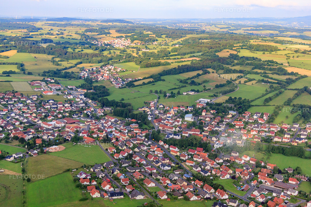 Luftbild: Dorfansicht aus Norden in Hosenfeld im Bundesland Hessen in Deutschland.Foto: IMG_68525.jpg vom 21.06.2014 durch Werner Riehm/FLY-FOTO.deAuflösung des Originals: 4752 x 3168 px