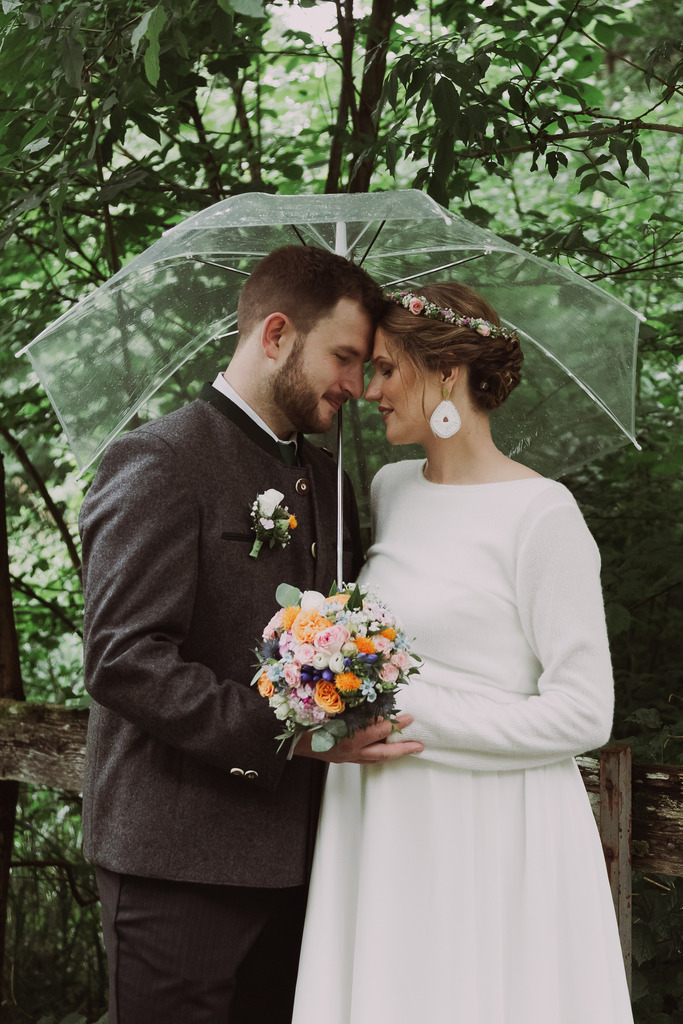 Hochzeit bei Regen | Euer Fotografinnen-Team im Isarwinkel. Wir begleiten euch bei Hochzeiten, Familienshootings, Newborn & Events in Lenggries, Bad Tölz und Umgebung. Jetzt anfragen! - Realisiert mit Pictrs.com