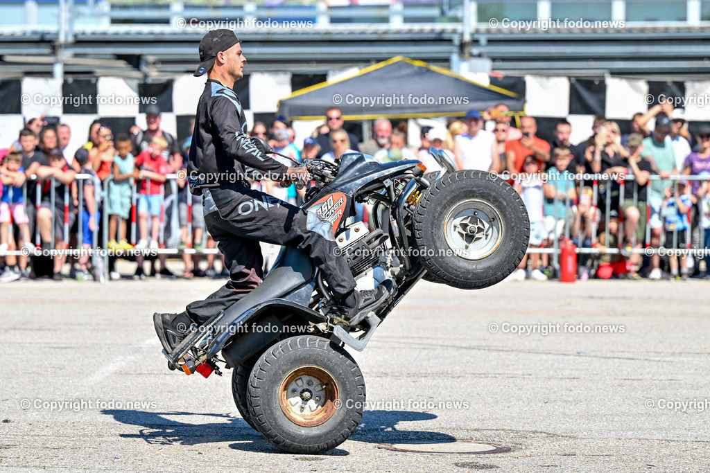 Linz_ Autostunt_ Monstertruck_ Show_ 20.05.2024-37 | 20.05.2024, Linz, AUT, Stuntshow, im Bild Linz, Autostunt, Monstertruck, Show, Schrottauto, Stuntman, Motor, Artistik, Ueberschlag, Feuershow, Zuschauer