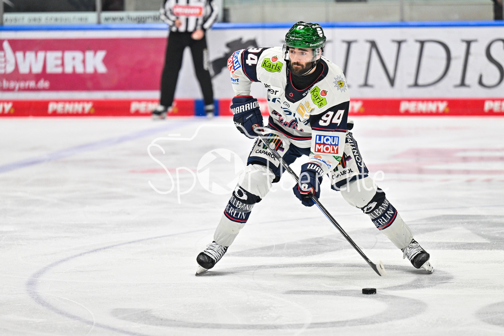 Augsburger Panther - Eisbären Berlin | aUGSBURG, GERMANY - 27. JANUARY: am Puck Liam KIRK (Eisbären Berlin 94) / Einzelfoto / Freisteller während dem Match zwischen den Augsburger Panthern und den Fischtown Pinguins am 43. Spieltag der Penny DEL im Curt Frenzel Stadion