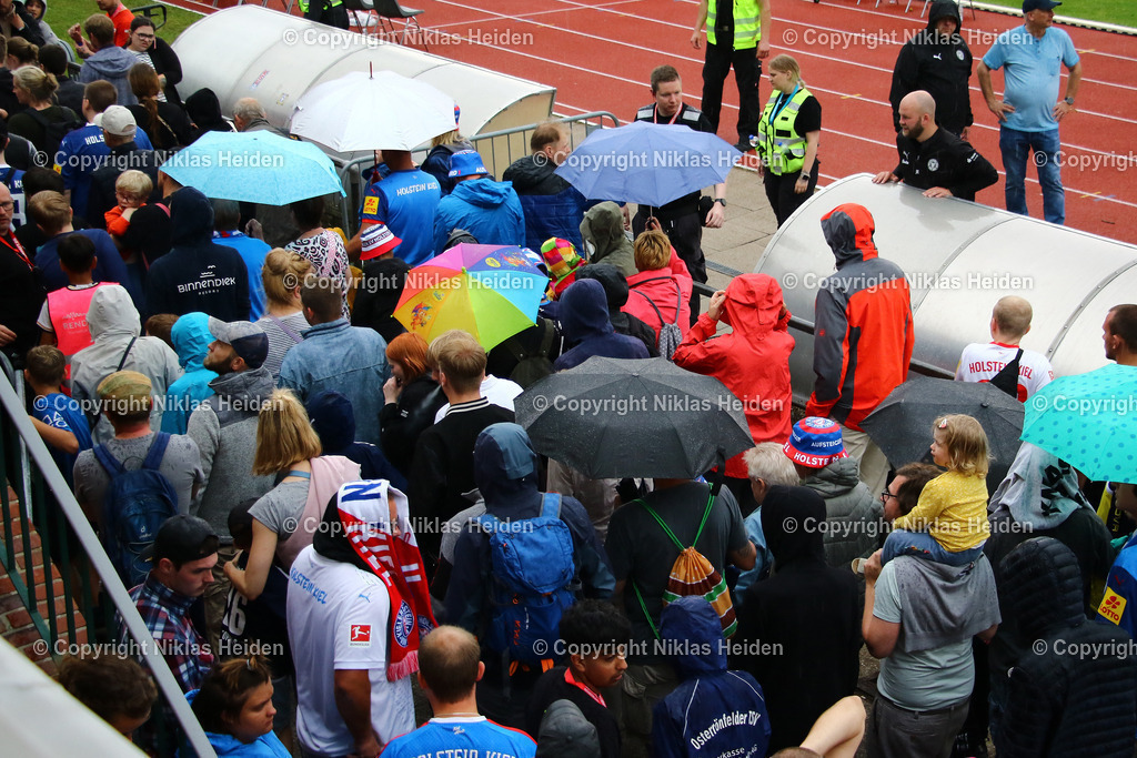NH_HolsteinKiel_B93Kopenhagen_Testspiel_06072024 | Auch die Fans am Sportplatz Nobiskrug mussten die Anlage schnell verlassen.Fußball I Herren I Testspiel I Saison 2024-2025 I Holstein Kiel - B.93 Kopenhagen I 06.07..2024 I Sportplatz Nobiskrug