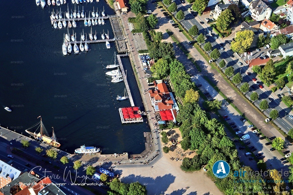 Luftbild Flensburger Hafen - Die Hafenspitze ist umgeben von maritimer Atmosphäre und bietet direkten Blick auf die Marina | Die Hafenspitze ist umgeben von maritimer Atmosphäre und bietet direkten Blick auf die Marina, Segelboote und die Förde. Zahlreiche Bänke und Sitzgelegenheiten laden zum Verweilen ein. Von hier aus starten auch Stadtführungen wie „StadtRundUm Ost“ und „Der Kapitänsweg“. 