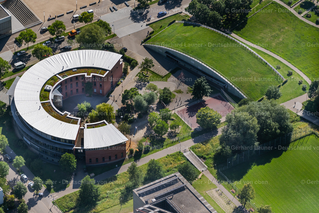4033914 | FREIBURG IM BREISGAU 30.06.2020 Schulgelände und Gebäudekomplex der Montessori Schule Clara Grunwald in Freiburg im Breisgau im Bundesland Baden-Württemberg, Deutschland. // School grounds and buildings of the Montessori Schule Clara Grunwald in Freiburg im Breisgau in the state Baden-Wurttemberg, Germany. Foto: Gerhard Launer