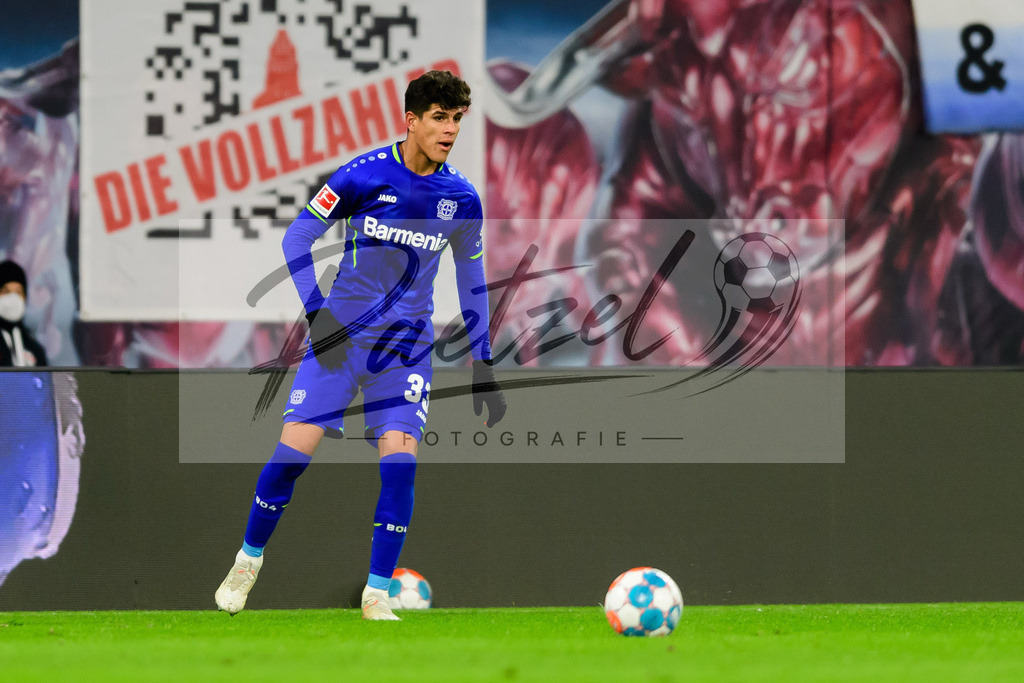 RBLLEV20211128_160 | Fussball, Herren: Piero Hincapie (Bayer 04 Leverkusen) in Aktion, am Ball, Einzelaktion bei dem Spiel der 1. Bundesliga zwischen RB Leipzig und Bayer 04 Leverkusen in der Red Bull Arena am 28.11.2021 in Leipzig, Deutschland.DFB / DFL REGULATIONS PROHIBIT ANY USE OF PHOTOGRAPHS AS IMAGE SEQUENCES AND/OR QUASI-VIDEO. - Realisiert mit Pictrs.com