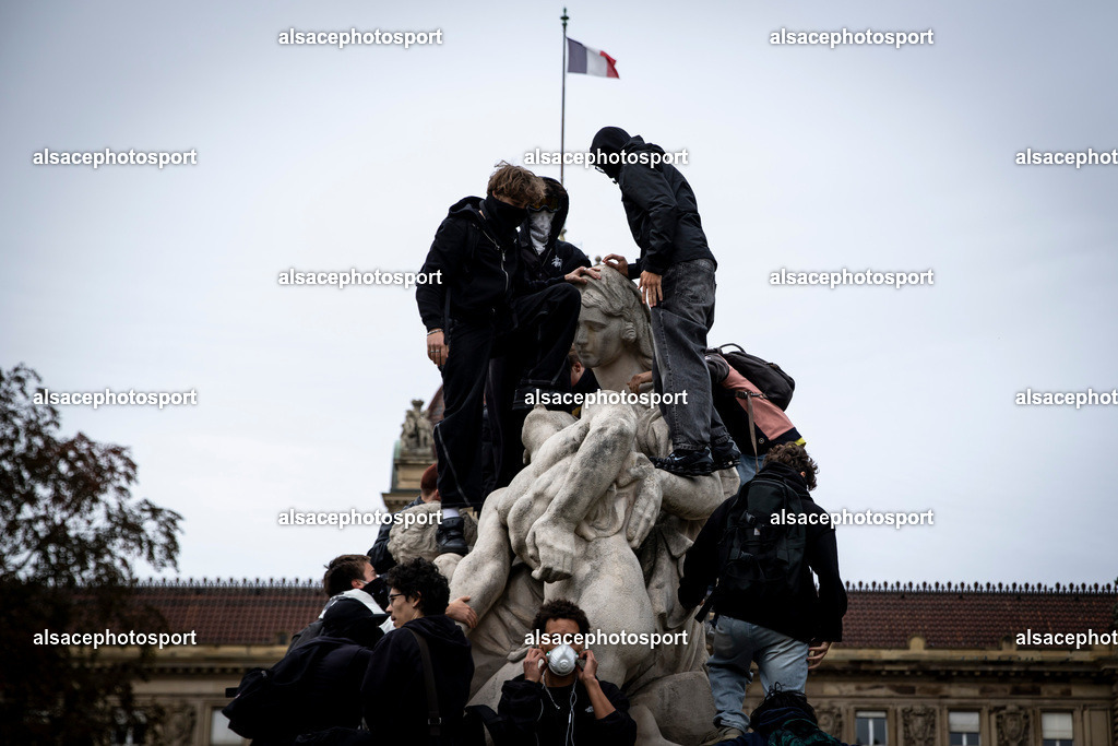 9L6A6819 | Des lycéens organisent de nouveaux blocages en Alsace le 13 octobre 2026, avant des rassemblements prévus à Strasbourg et à Mulhouse, en France. Cette mobilisation témoigne de la colère croissante des élèves face aux problèmes liés à l’éducation. Strasbourg - Realisiert mit Pictrs.com