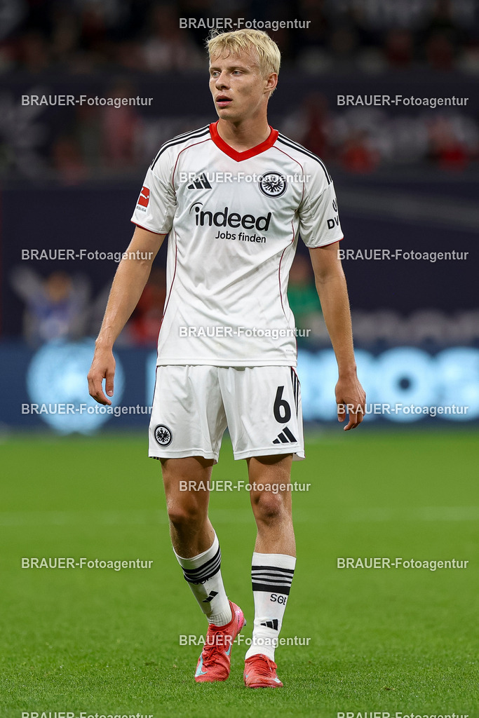 Bayer 04 Leverkusen vs Eintracht Frankfurt - Bundesliga  | Leverkusen, Deutschland, 12.09.25:   Oscar Hojlund (Eintracht Frankfurt) schaut waehrend des Spiels der Bundesliga zwischen  Bayer 04 Leverkusen vs Eintracht Frankfurt in der BayArena(Foto von Brauer-Fotoagentur / Adrian Schlueter)