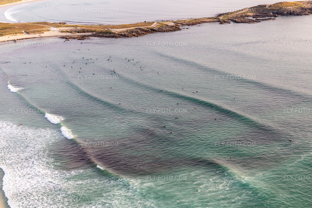 Aerial view: Wave surfers in front of Plage la Torche-Tronoën in Saint-Jean-Trolimon in the state Finistere, France. – Photo: IMG_132574.jpg taken on 06/17/2022 by Werner Riehm/FLY-FOTO.com – Resolution of the original: 5472 x 3648 px