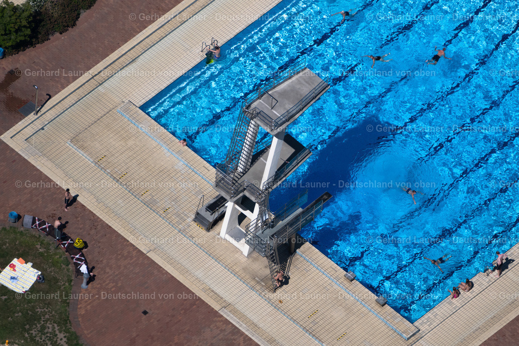 4035926 | BRAUNSCHWEIG 31.07.2020 Schwimmbecken des Freibades Bürgerbadepark und das Hallenbad an der Nimes-Straße in Braunschweig im Bundesland Niedersachsen, Deutschland. Weiterführende Informationen bei: Stadtbad Braunschweig Sport und Freizeit GmbH. // Swimming pool of the open-air swimming pool Buergerbadepark and the indoor swimming pool on street Nimes-Strasse in Braunschweig in the federal state of Lower Saxony, Germany. Further information at: Stadtbad Braunschweig Sport und Freizeit GmbH. Foto: Gerhard Launer