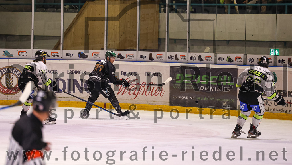 2024-03-01_087_TSV_Erding_gegen_ERSC_Amberg | Erding, Deutschland, 01.03.2024:
Eishockey, Bayernliga Playoffs 2023 / 2024, 5. Spieltag, TSV Erding gegen ERSC Amberg, Endergebnis: 9:0

Felix Schwarz (ERSC Amberg, #14), Thomas Matheson (Erding Gladiators, #37), Aron Schwarz (ERSC Amberg, #96)

Foto: Christian Riedel / fotografie-riedel.net