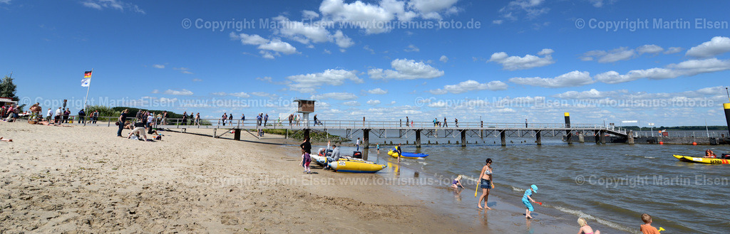 KrautsandELS_8566120812p | Kehdingen - Aufnahmedatum: 12.08.2012, Aufnahmehöhe:  m, Koordinaten:  - , Bildgröße: 7359 x  2362 Pixel - Copyright 2012 by Martin Elsen, Kontakt: Tel.: +49 157 74581206, E-Mail: info@schoenes-foto.deSchlagwörter: Elbe, Krautsand,Drochtersen,Deich,Leuchtturm,Tidenkieker, - Realisiert mit Pictrs.com