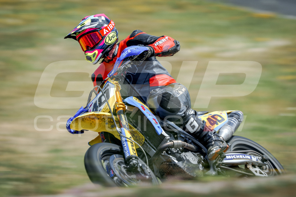 SuperMoto_Staatsmeisterschaft_Fuglau-699 | GRIPcapture steht für authentische Sportfotografie in Österreich – für Momente, die mehr sind als Geschwindigkeit oder Ergebnis. Es geht um Emotion, Spannung, Fokus und den Augenblick, der oft nur einen Wimpernschlag dauert.Ob Motorsport, Teamsport oder 