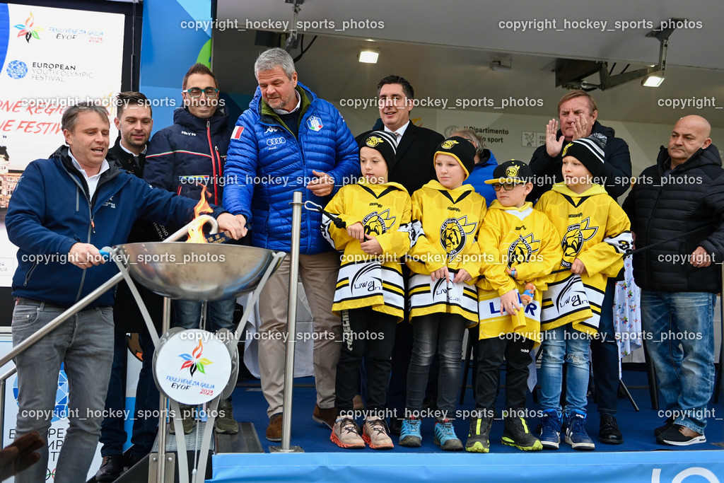 European Youth Olympic Festival EYOF 2023 Pressekonferenz | Gemeinderat Spittal an der Drau Roland Staudacher, Stefano Mazzolini,  Stadtrat Spittal an der Drau Christoph Staudacher, Bürgermeister Spittal an der Drau Gerhard Köfer, Giorgio Brandolin, Gemeinderat Spittal an der Drau Marco Brandner, Jugendspieler EC Hornets Spittal, Olympisches Feuer