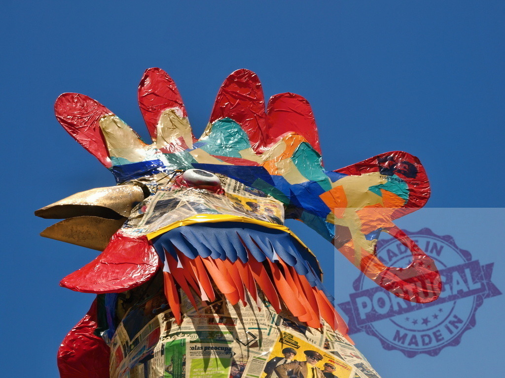 Colorful rooster papier-mâché sculpture against blue sky | Festive rooster art, created from papier-mâché, standing out against a clear blue sky - Realized with Pictrs.com