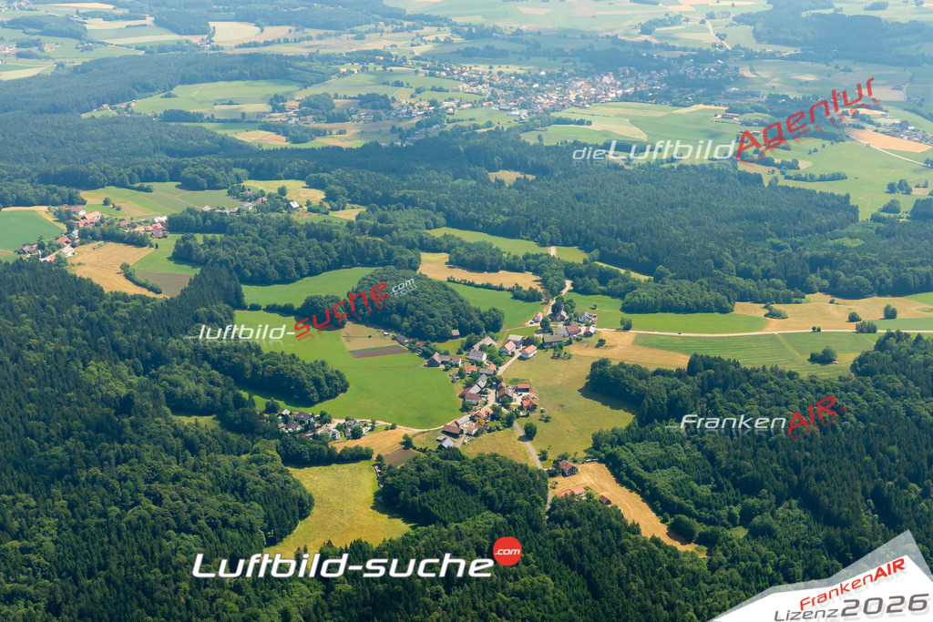 Das Luftbild zeigt : Hollfeld Tiefenbach - Die Luftaufnahme wurde 2023 vom UL-Flugzeug aus erstellt ( keine Drohne ) - Hochauflösende Luftaufnahme - Für grossformatige Ausdrucke geeignet. Die Geschenkidee !Mit Lizenz und Bildrechte bestellbar