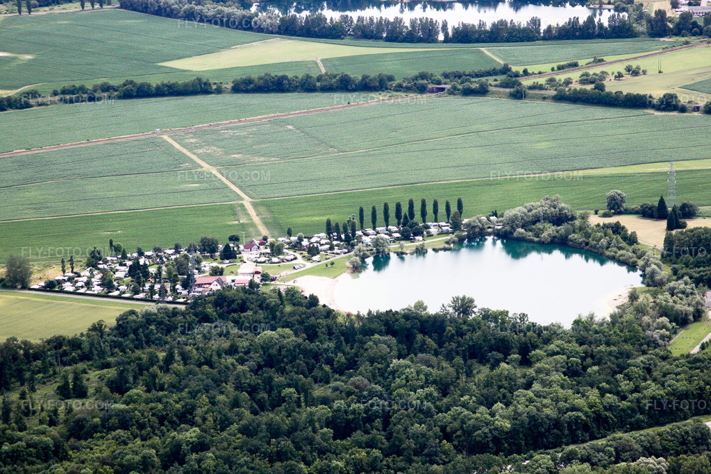 Aerial view: View of the town in Leutenheim in the state Bas-Rhin, France. – Photo: IMG_19089.jpg taken on 06/20/2009 by Werner Riehm/FLY-FOTO.com – Resolution of the original: 4752 x 3168 px