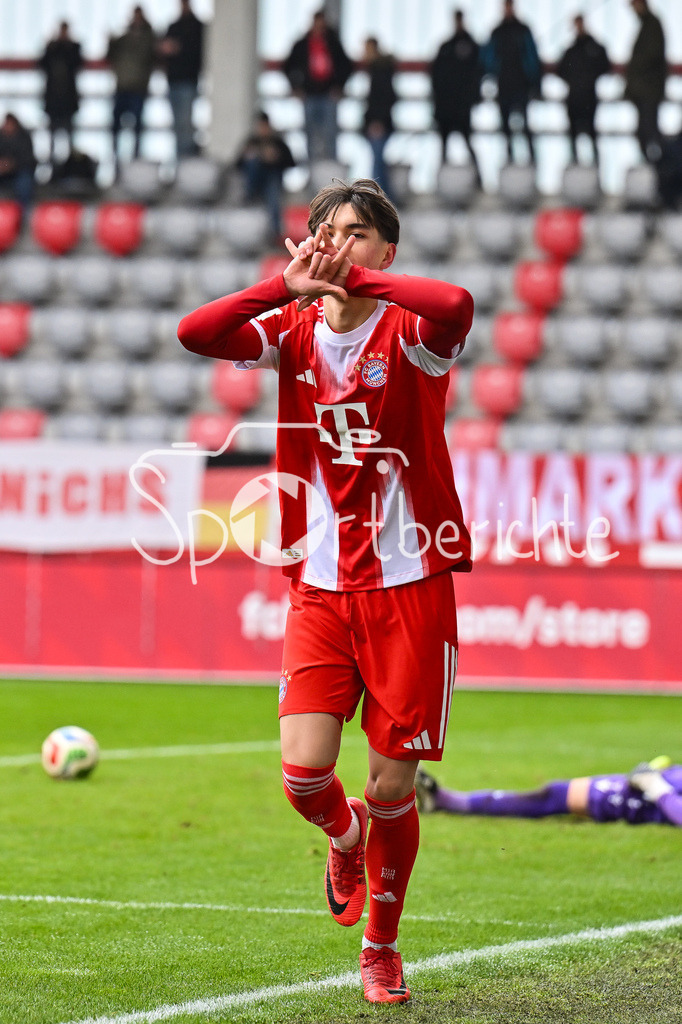 FC Bayern München - Hannover 96 | MUNICH, GERMANY - 15. FEBRUARY: die Bayern jubeln nach dem Treffer zum 4-1 durch Roy SNIP (FC Bayern München U19 15) / Tor / Torschuetze / Freude / Happy während dem Spiel zwischen der U19 des FC Bayern München und der U19 von Hannover 96 am 2. Spieltag der Hauptrunde der U19-DFB-Nachwuchsliga am FC Bayern Campus