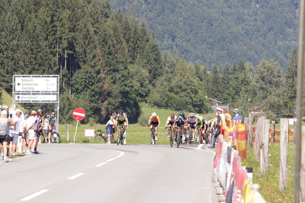 885_20230817_Bewerb_Maenner_Muehlanger | AUT - OESTERREICH, 2023-08-16: SPORT RENNRAD-FAHREN - 55. INTERNATIONALER RADWELTPOKAL IN ST. JOHANN IN TIROL  - Vintage-Radrennen mit WM-Bronze-Medaillen-Siegerin Christina Schweinberger, den Teilnehmer und Alexander Baumann (vom Orginastions-Team) - TAG 2 BEWERB MAENNER IN SECHS GRUPPEN  ; Foto: Roland Muehlanger