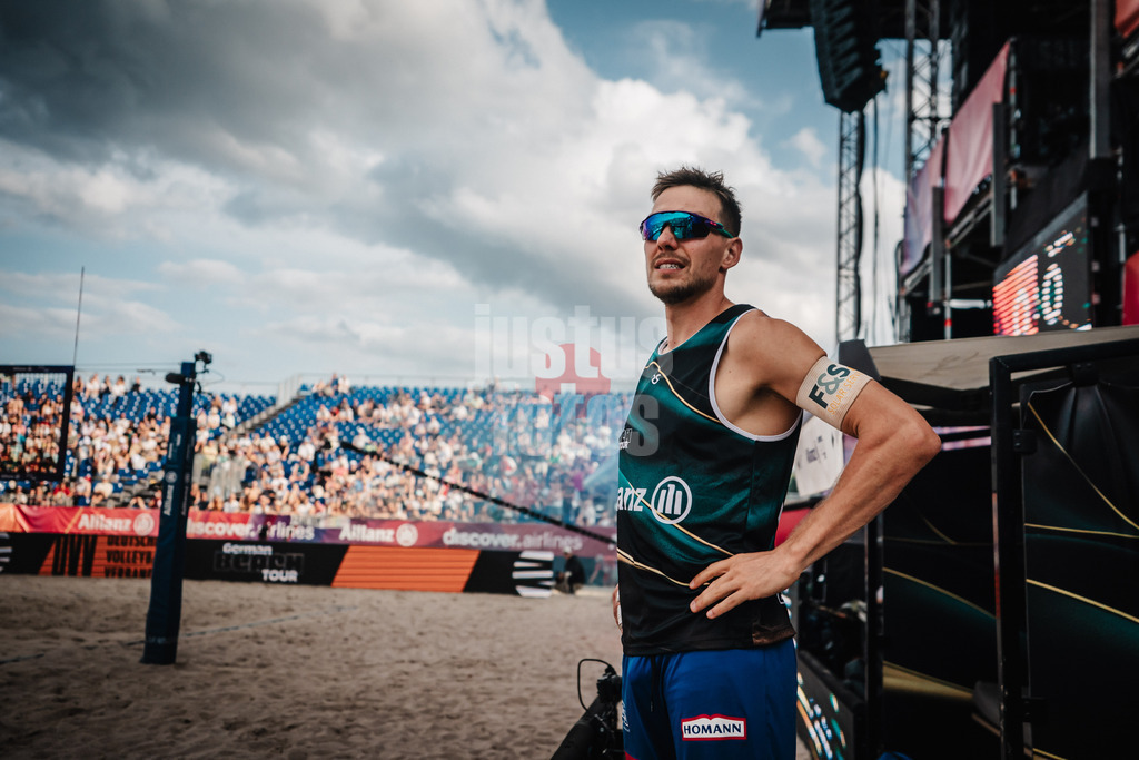 Beachvolleyball | Männer | Deutsche Meisterschaften 2025 Timmendorfer Strand | 04.09.2025 | David Poniewaz beim Einlauf in das Stadion