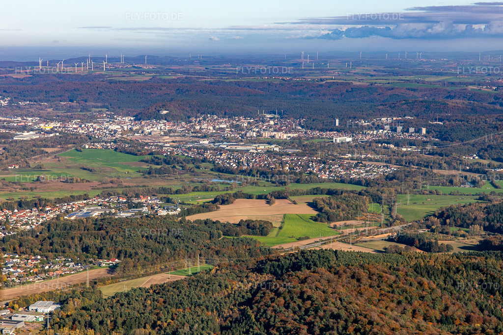 Luftbild: Stadt von Westen in Homburg im Bundesland Saarland in Deutschland. Foto: IMG_144032.jpg vom 27.10.2024 durch Werner Riehm/FLY-FOTO.de