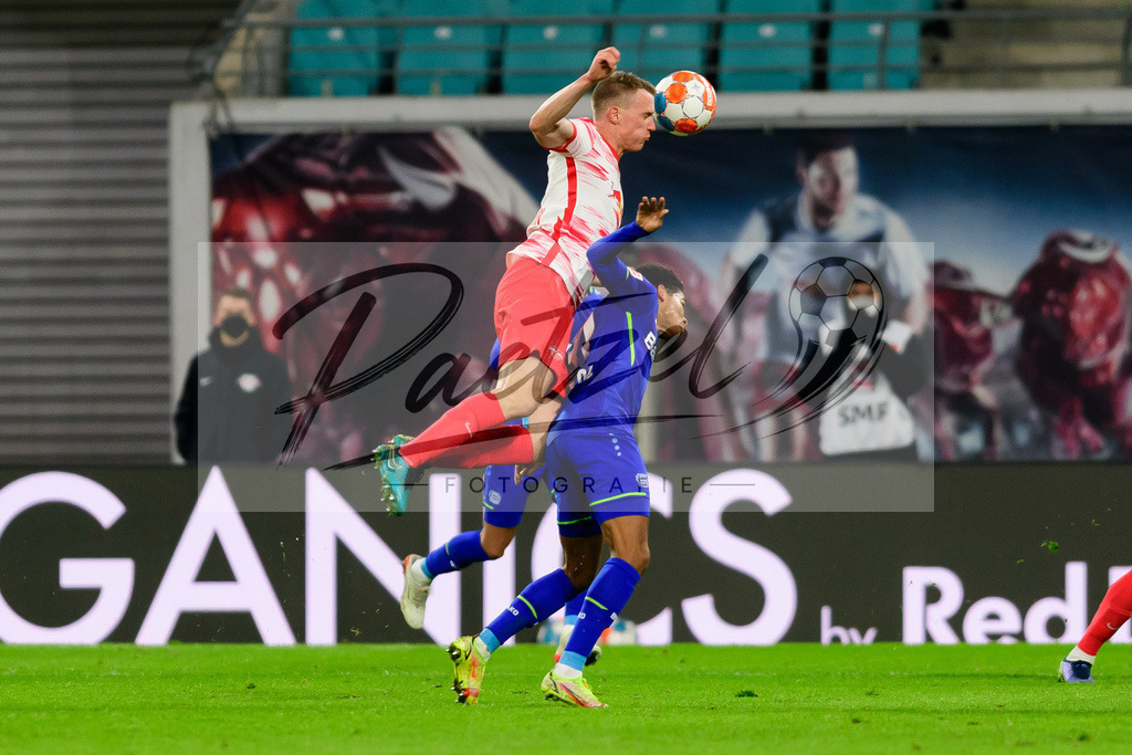 RBLLEV20211128_064 | Fussball, Herren: Lukas Klostermann (RB Leipzig) und Amine Adil (Bayer 04 Leverkusen) im Zweikampf bei dem Spiel der 1. Bundesliga zwischen RB Leipzig und Bayer 04 Leverkusen in der Red Bull Arena am 28.11.2021 in Leipzig, Deutschland.DFB / DFL REGULATIONS PROHIBIT ANY USE OF PHOTOGRAPHS AS IMAGE SEQUENCES AND/OR QUASI-VIDEO. - Realisiert mit Pictrs.com