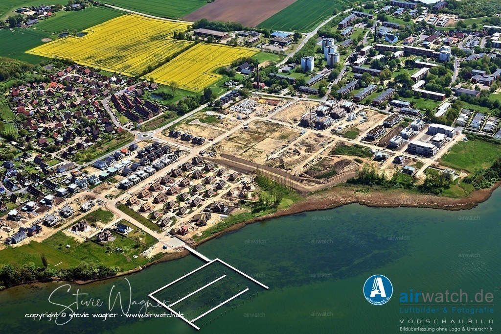 Luftbild Kappeln an der Schlei - Der ehemalige Marinestandort Ellenberg am Ostufer Kappelns | Entwicklung im Ellenberg: Der ehemalige Marinestandort Ellenberg am Ostufer Kappelns umfasst 26 Hektar, die von Investoren neu erschlossen werden. Seit 2019 sind Abrissarbeiten in Gang, und es sind reetgedeckte Häuser sowie Wohnbebauungen geplant. Die Entwicklung zielt darauf ab, die Umgebung mit neuen Immobilien wie Einfamilien- und Mehrfamilienhäusern zu ergänzen.