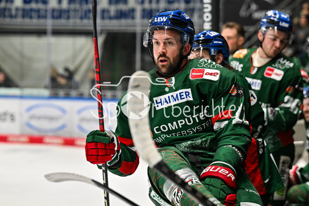 Augsburger Panther - Dresdner Eislöwen | AUGSBURG, GERMANY - 04. DECEMBER: im Bild Jason BAST (Augsburger Panther 11) bei einem Sprug über die Bande während dem Match zwischen den Augsburger Panthern und den Dresdner Eislöwen am 25 Spieltag der PENNY DEL im Curt Frenzel Stadion