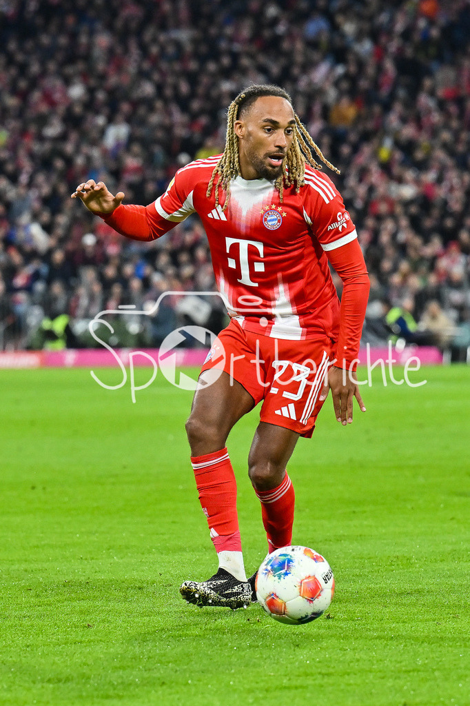 FC Bayern München - Borussia Dortmund | mUNICH, GERMANY - with ball Sascha BOEY (FC Bayern Munich 23) during the bundesliga match between FC Bayern Munich vs. Borussia Dortmund on matchday 7 at Allianz Arena on October 18, 2025 in Munich, Germany / DFL REGULATIONS PROHIBIT ANY USE OF PHOTOGRAPHS AS IMAGE SEQUENCES AND/OR QUASI-VIDEO