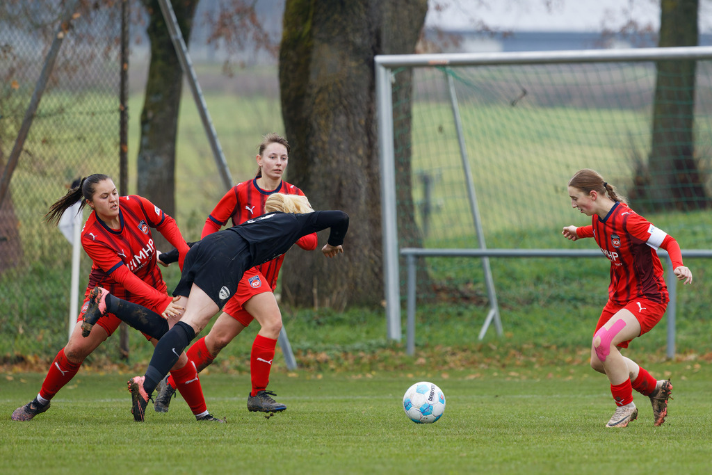 HOHFCH_251109_7196 | 1.FC Heidenheim 1846 II vs. GAST, Fußball, Frauen, Bezirksliga, 2025/2026, X. Spieltag, 03.10.2025 in Heidenheim, Kunstrasen b. Voith-Arena West(Foto: Michael Bulling) - Realisiert mit Pictrs.com