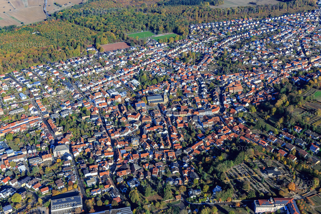 Luftbild: Ortsansicht aus Süden mit Kirche St. Cäcilia in Östringen im Bundesland Baden-Württemberg in Deutschland. Foto: IMG_112241.jpg vom 02.11.2018 durch Werner Riehm/FLY-FOTO.de